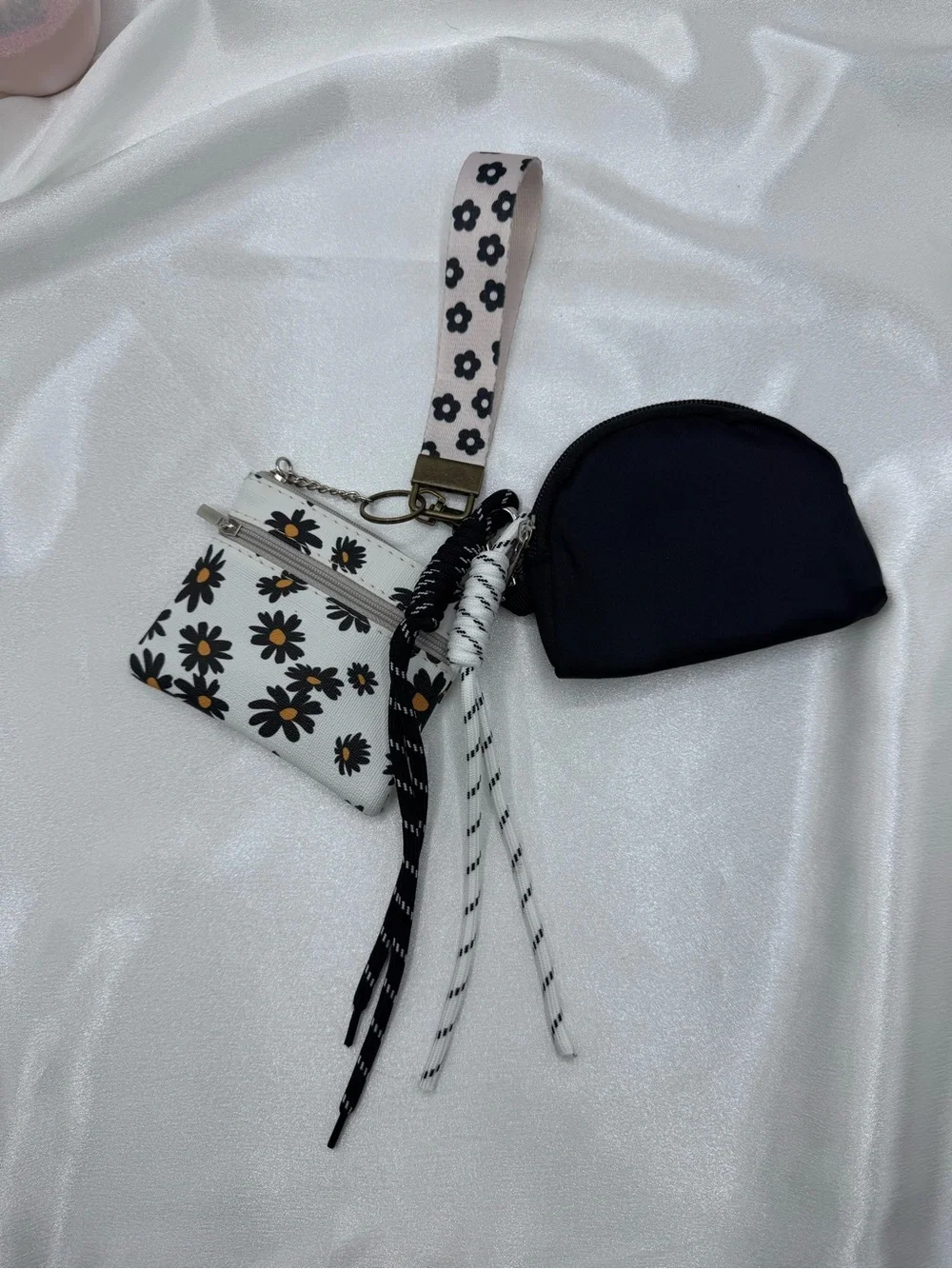 Black & White Daisy Wristlet Coin Purse Keychain Wallet Set